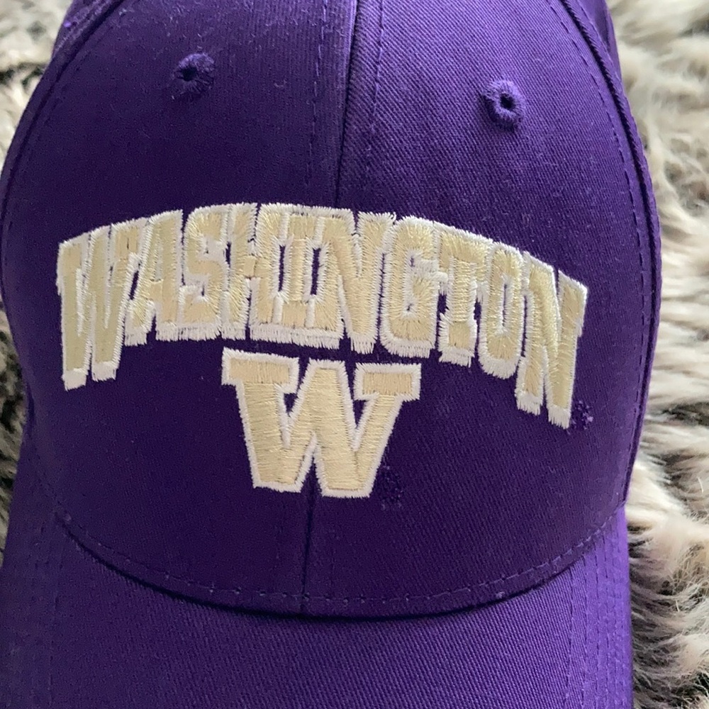 UW Hat - Picture 2 of 6